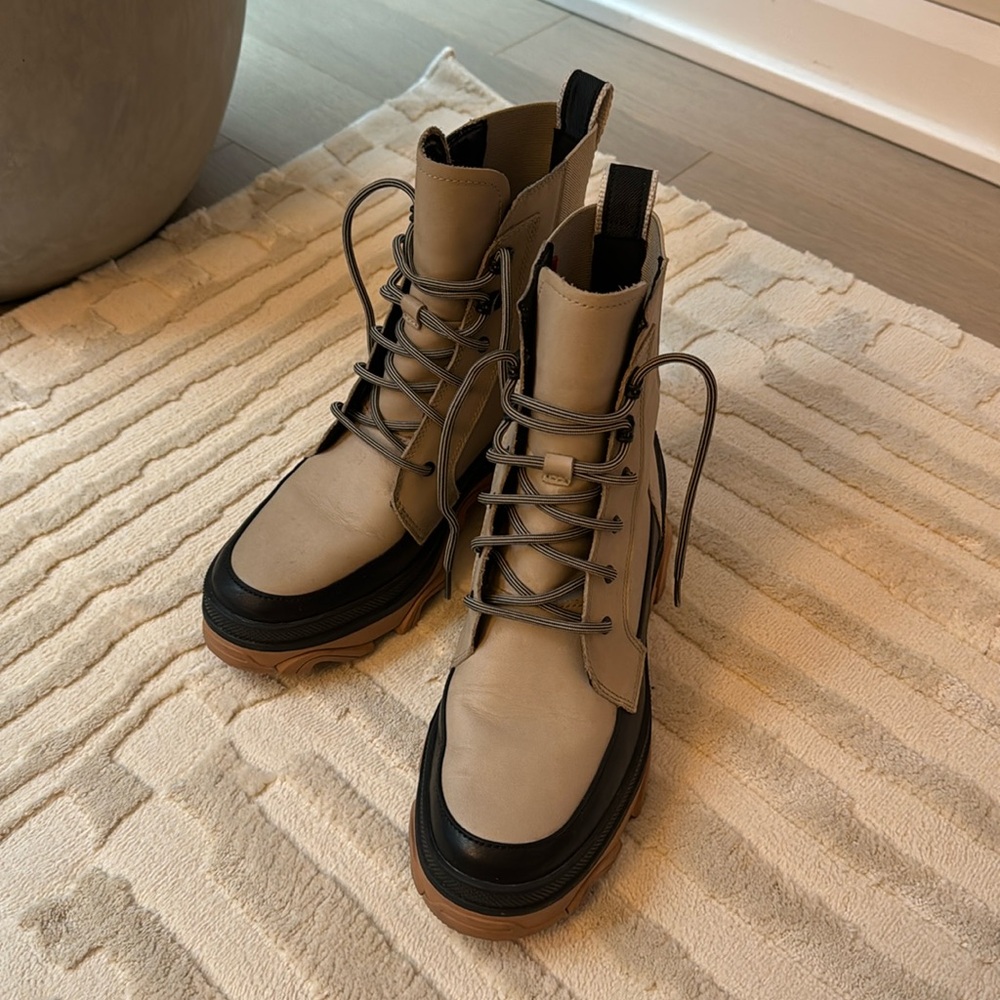 Sorel Snow Boots Beige Black